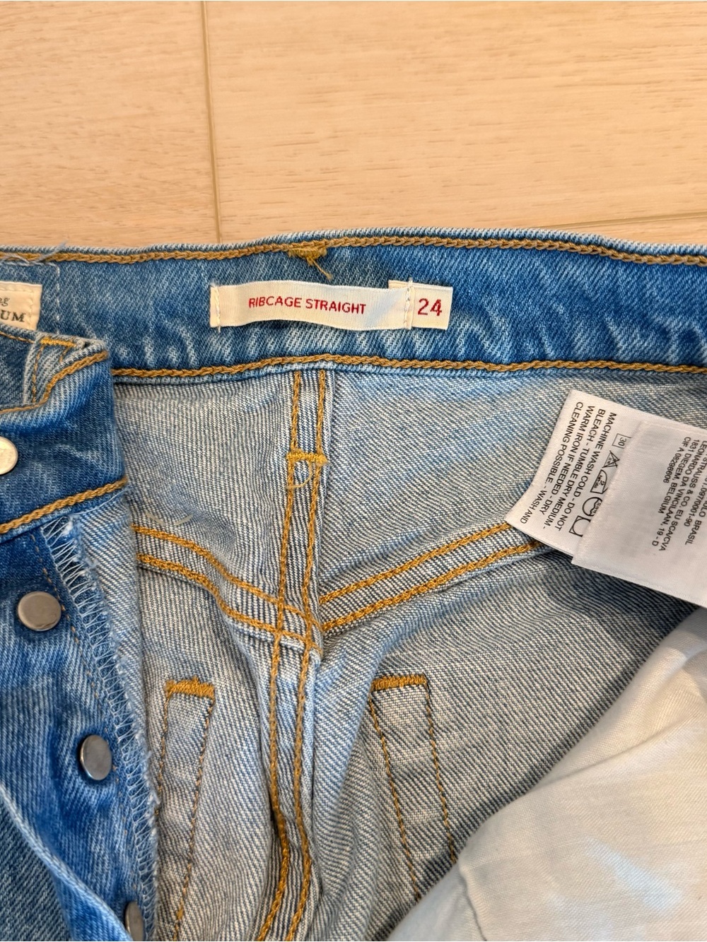 Levi’s Ribcage Straight - Picture 2 of 3